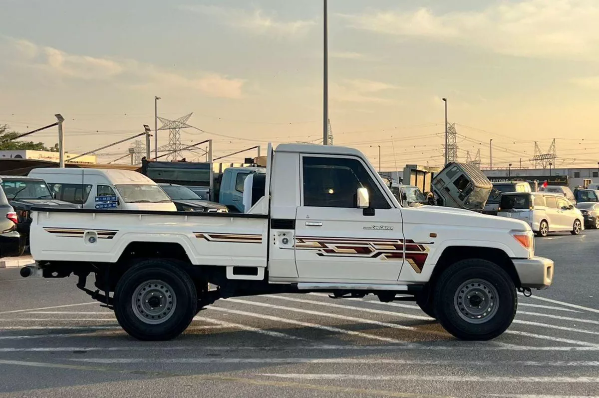 Toyota Land Cruiser Pick Up  2018 Toyota Land Cruiser Pick up - Single Cabin - 4.0L V6 - AWD 4x4 - Patrol Manual - Fully Maintain-8-0