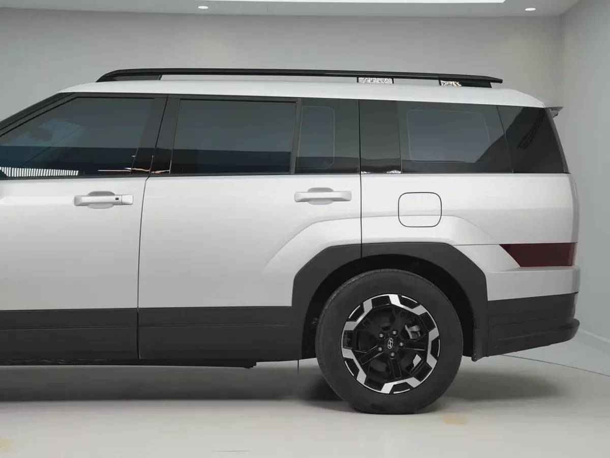 2025 Hyundai Santa Fe | GCC Specs | LOW mileage-3-3