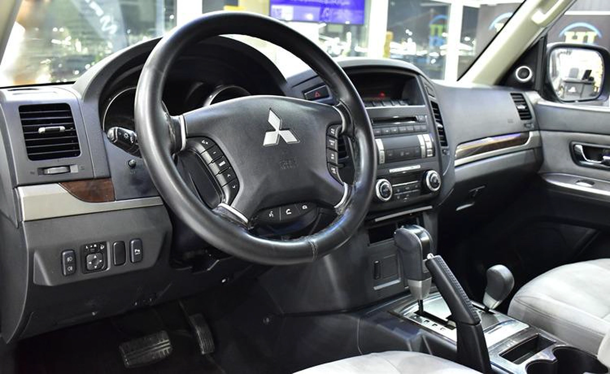 Mitsubishi Pajero GLS 3 Doors ( 2014 Model ) in Brown Color GCC Specs-2-2