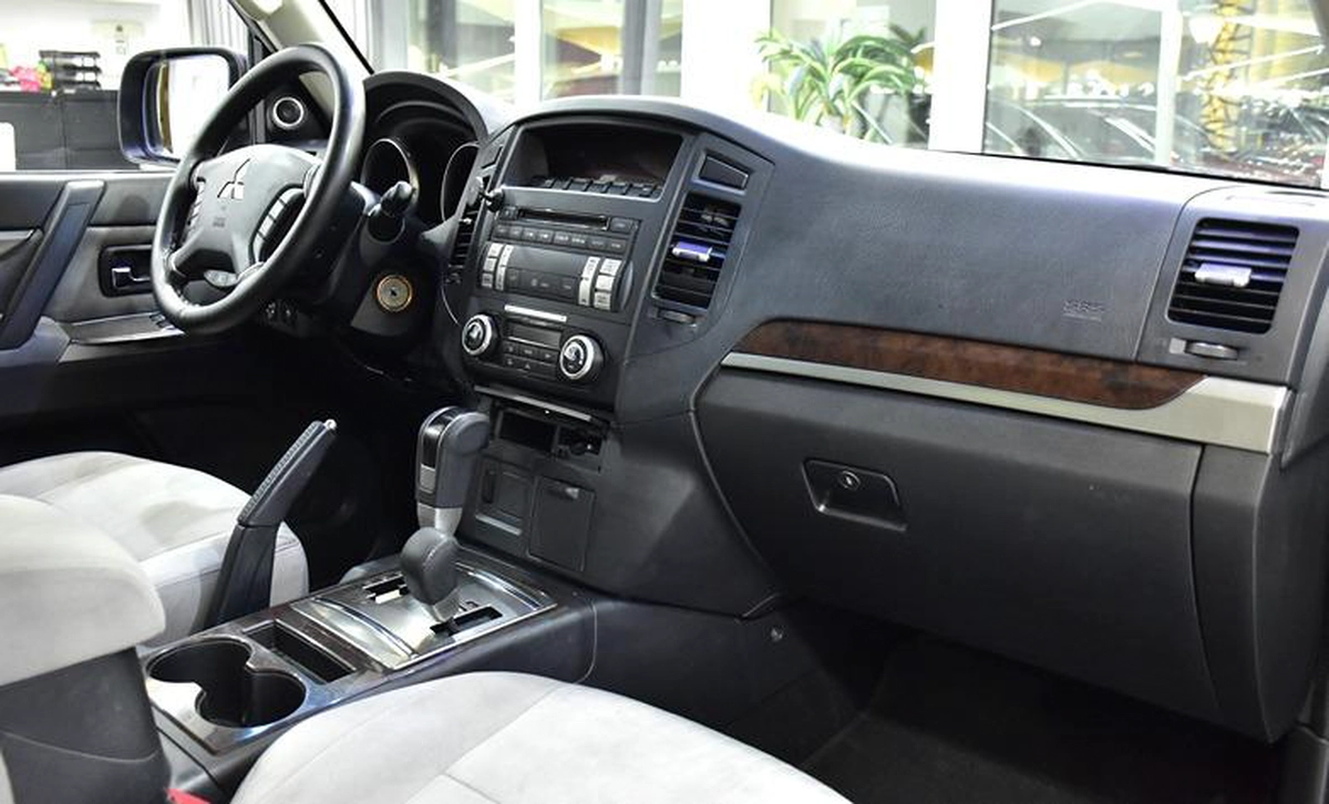 Mitsubishi Pajero GLS 3 Doors ( 2014 Model ) in Brown Color GCC Specs-3-3