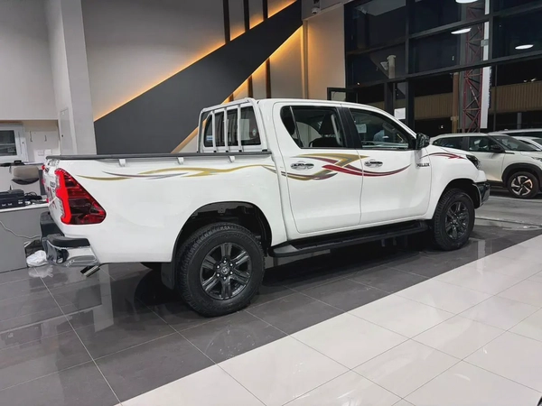 Toyota Hilux Double Cab GLX 2026 4WD 2.7L GCC Specs