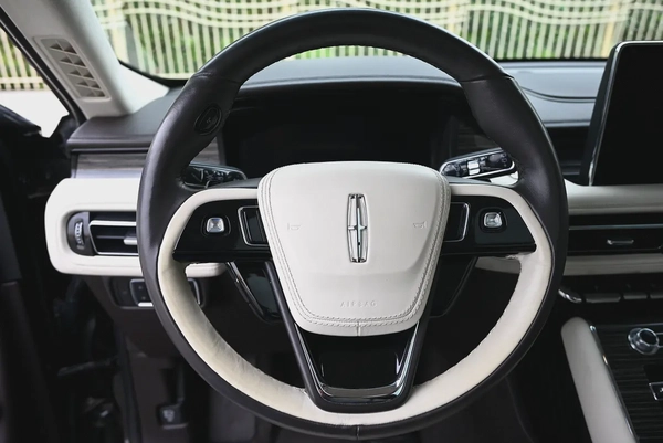 0% - AGENCY MAINTAINED - UNDER WARRANTY 2028 - LINCOLN AVIATOR PRESIDENTIAL - GCC