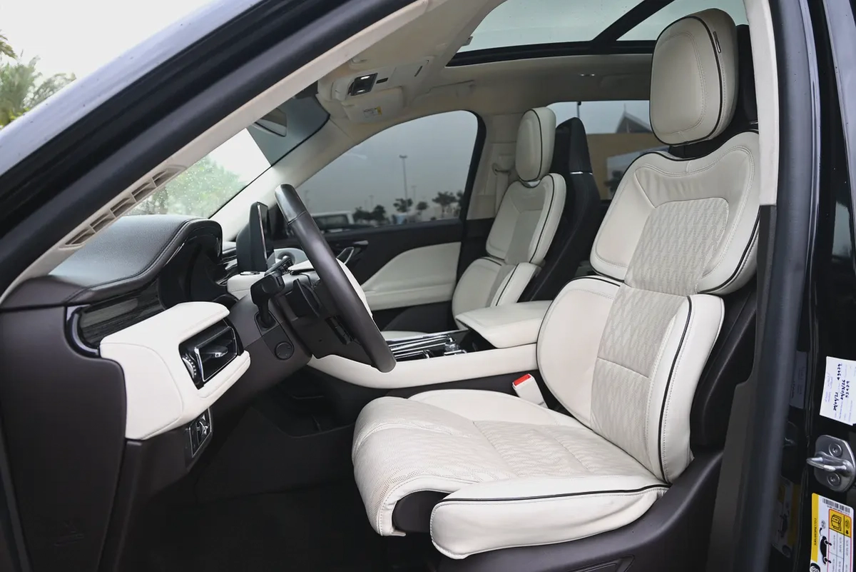 0% - AGENCY MAINTAINED - UNDER WARRANTY 2028 - LINCOLN AVIATOR PRESIDENTIAL - GCC-13-13