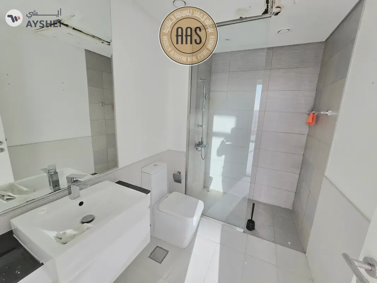 Spacious Apartment ! With All Aminities ! Ready to Move ! Big Size-5-5