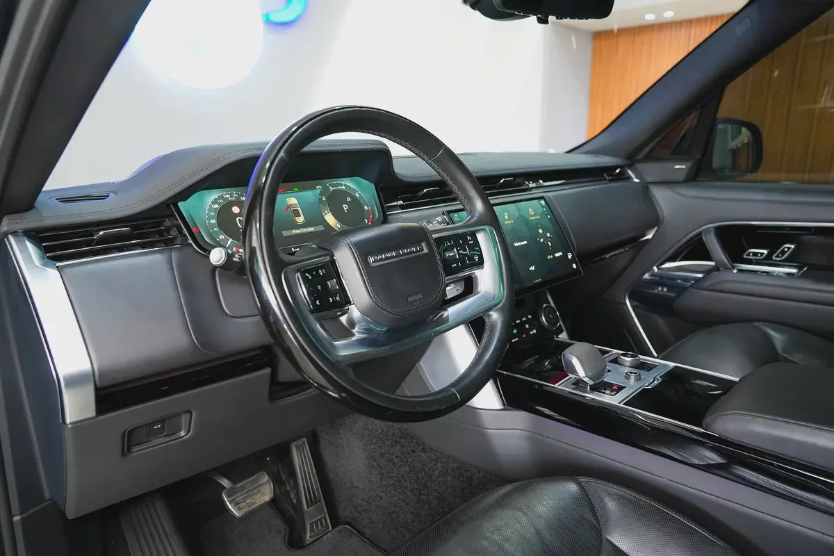 2023 - Range Rover Vogue - V8 for 399,000.00 AED-9-9