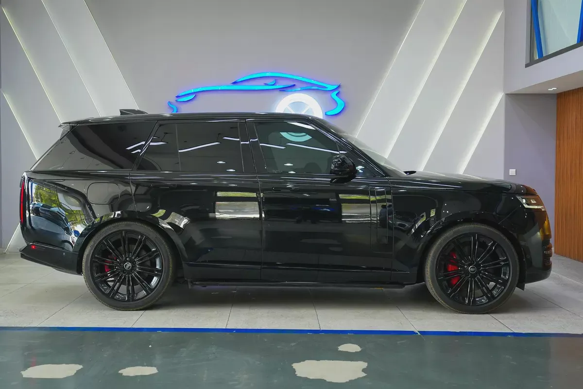 2023 - Range Rover Vogue - V8 for 399,000.00 AED-4-4