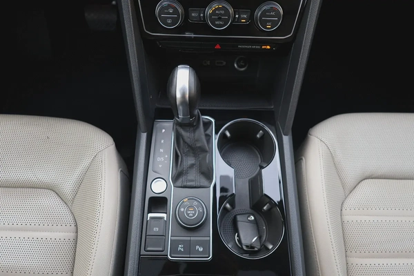 VOLKSWAGEN TERAMONT SEL V6 4MOTION - GCC SPECS - FULL SERVICE HISTORY FROM AGENCY - ACCIDENT FREE -