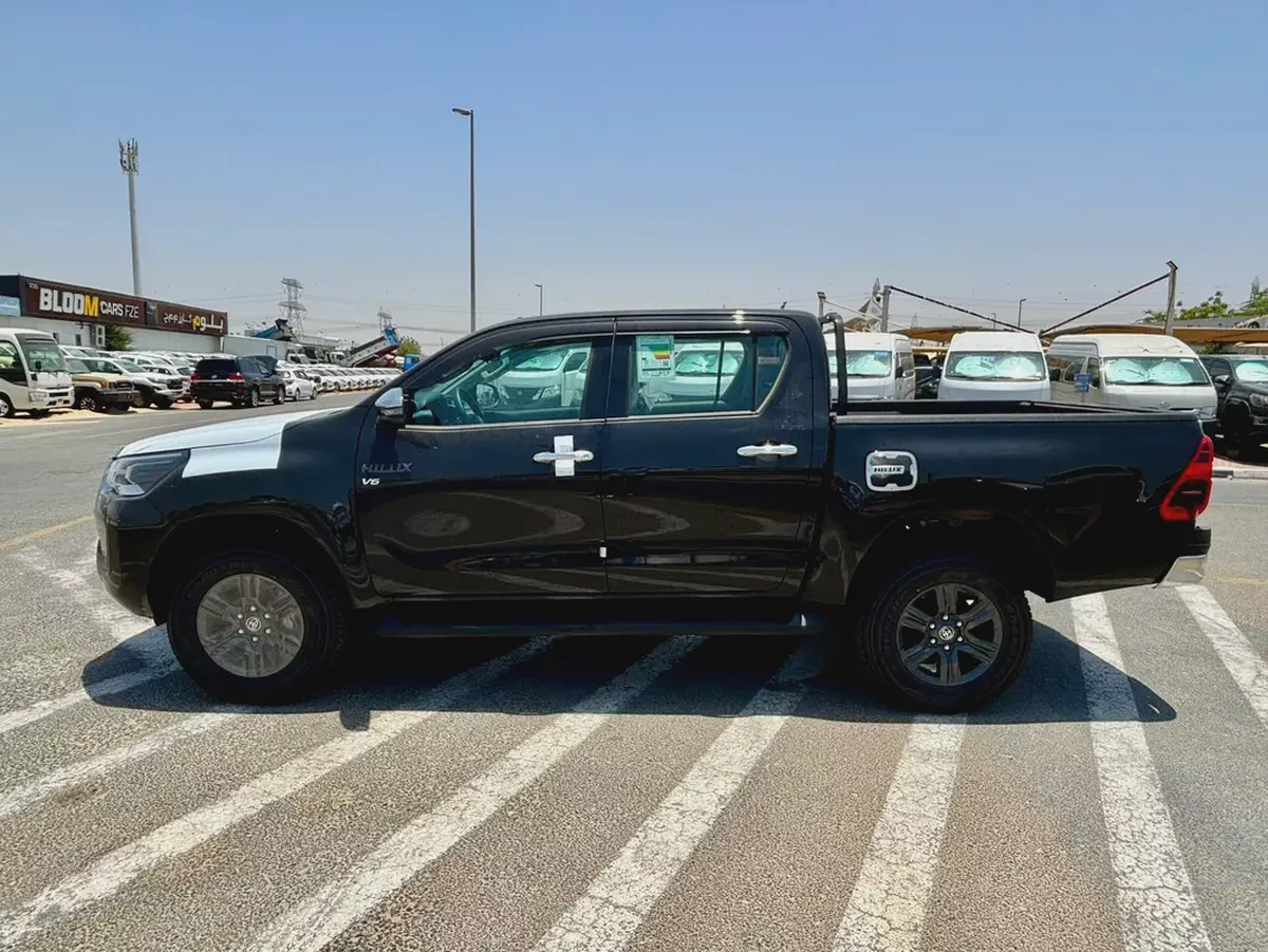 Toyota Hilux SR5 2026 - GCC Specs - Brand New!-2-2
