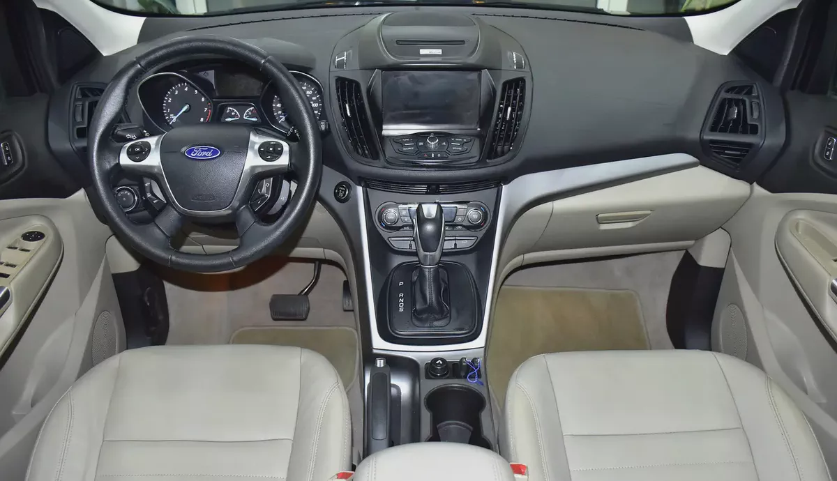 EXCELLENT DEAL for our Ford Escape SE ( 2014 Model ) in Blue Color GCC Specs-10-10
