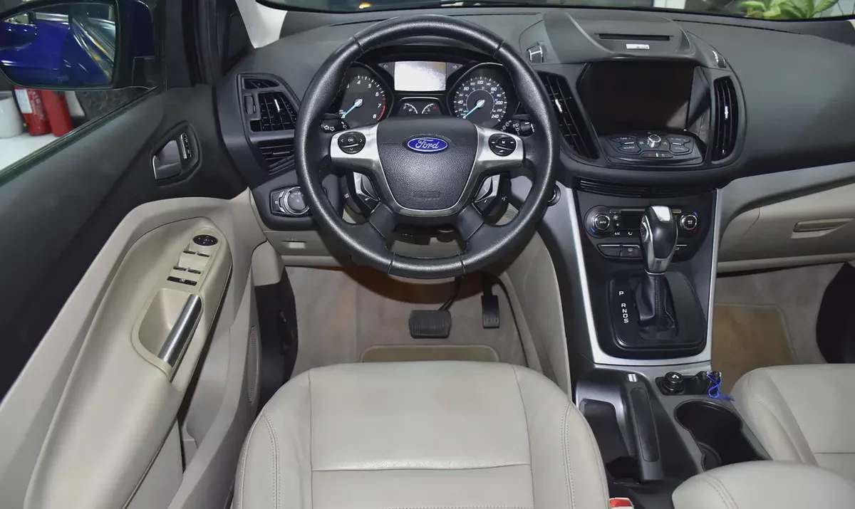 EXCELLENT DEAL for our Ford Escape SE ( 2014 Model ) in Blue Color GCC Specs-11-11
