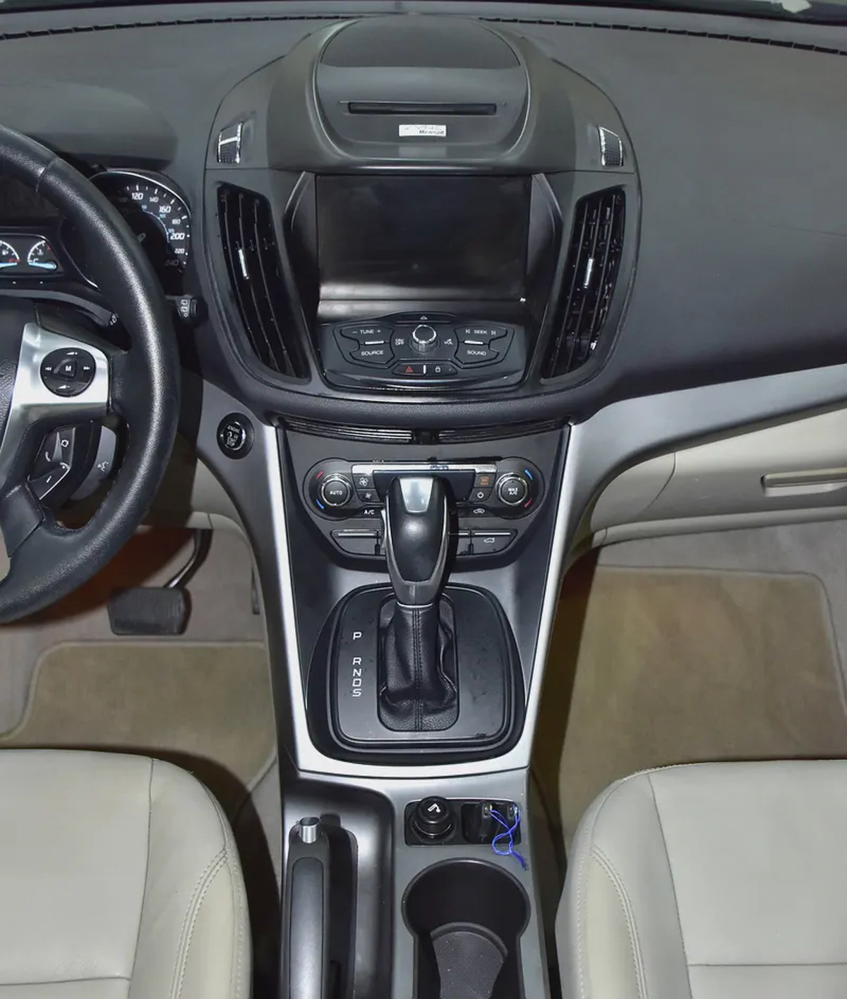 EXCELLENT DEAL for our Ford Escape SE ( 2014 Model ) in Blue Color GCC Specs-14-14