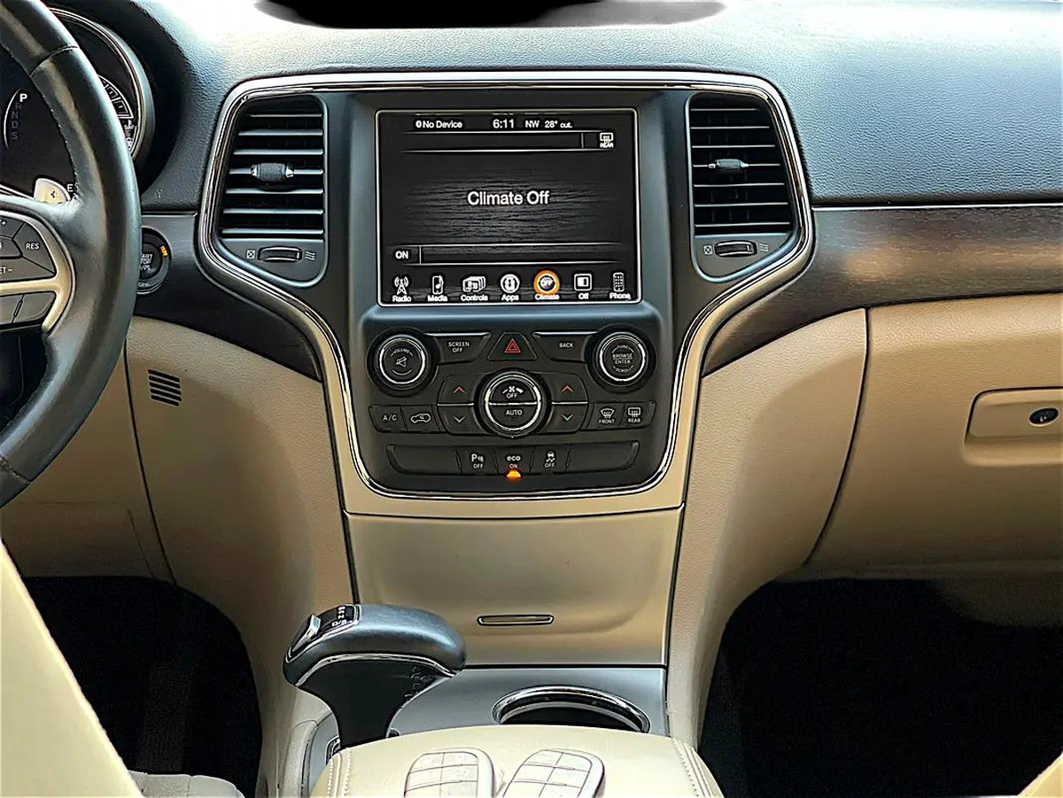 GCC Specs Jeep Grand Cherokee Laredo 2015 - Well Maintained-1-1