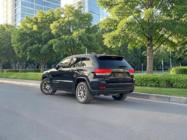 GCC Specs Jeep Grand Cherokee Laredo 2015 - Well Maintained