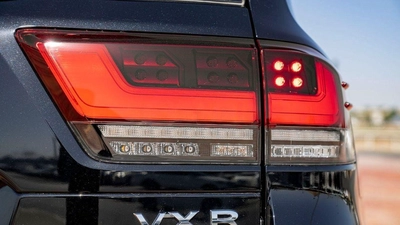 Toyota Land Cruiser VXR 3.5L-7