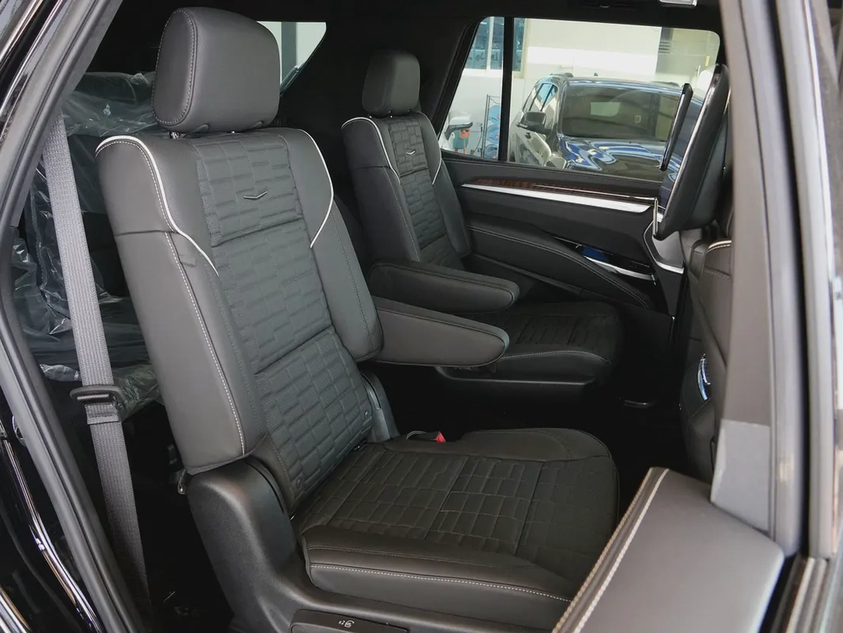 2025 ESCALADE SPORT PLATINUM CAPTAIN SEATS SUV BRAND NEW 0KM-12-12