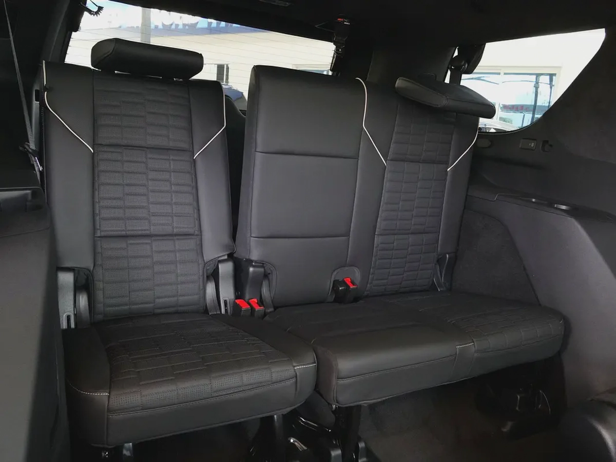 2025 ESCALADE SPORT PLATINUM CAPTAIN SEATS SUV BRAND NEW 0KM-15-15