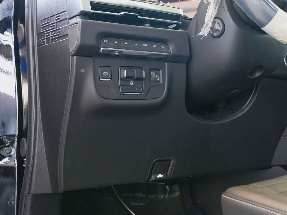 2025 ESCALADE SPORT PLATINUM CAPTAIN SEATS SUV BRAND NEW 0KM-16-16