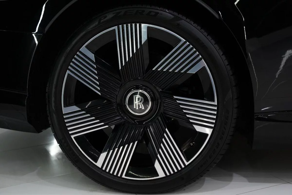 Rolls-Royce Spectre-1-1