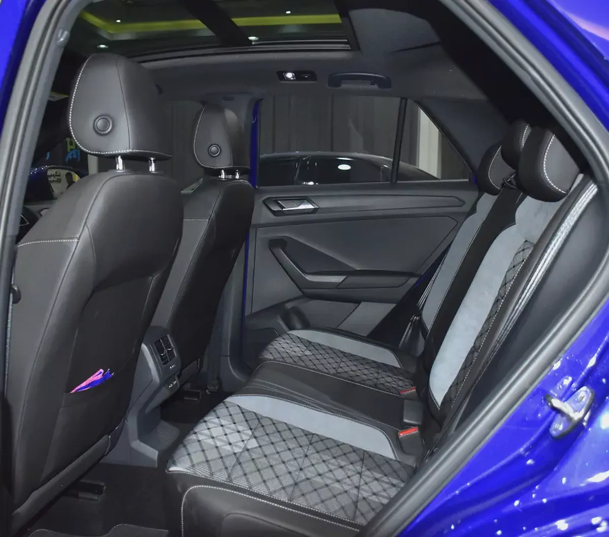 AED 1,289 EMi at 0% DP | Volkswagen T-ROC R-Line ( 2023 Model ) in Blue Color GCC Specs-16-16