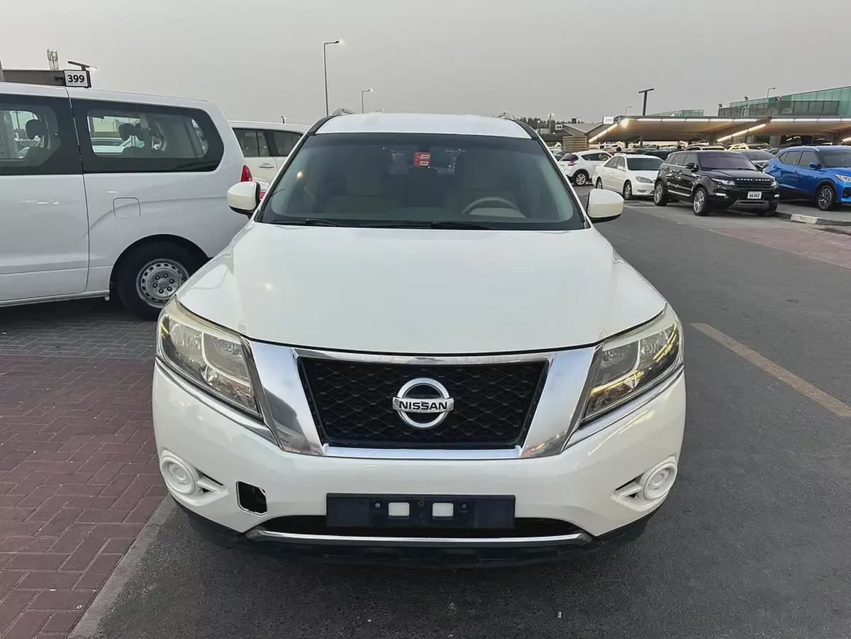 Nissan pathfinder 2013 white color GCC calen car