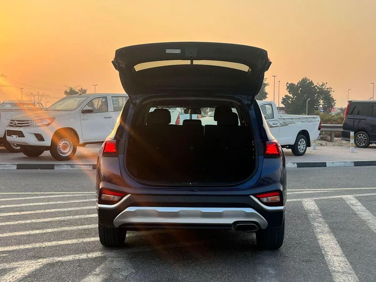Hyundai Santa Fe STANDARD 2019 Hyundai Santafe MiOption  2.0L V4 - Apple / Android Play -  AWD 4x4 - 89000 Mileage-6-0