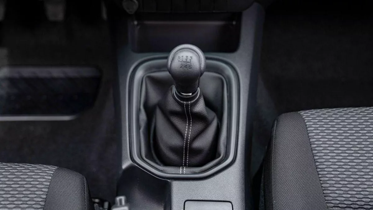 Toyota Hilux GL Hilux SR5 2.4 Diesel mid option MT2025-12-0