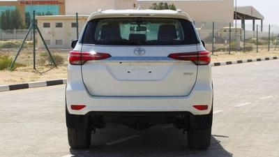 Toyota Fortuner TOYOTA FORTUNER 2.4L mid option AT-5