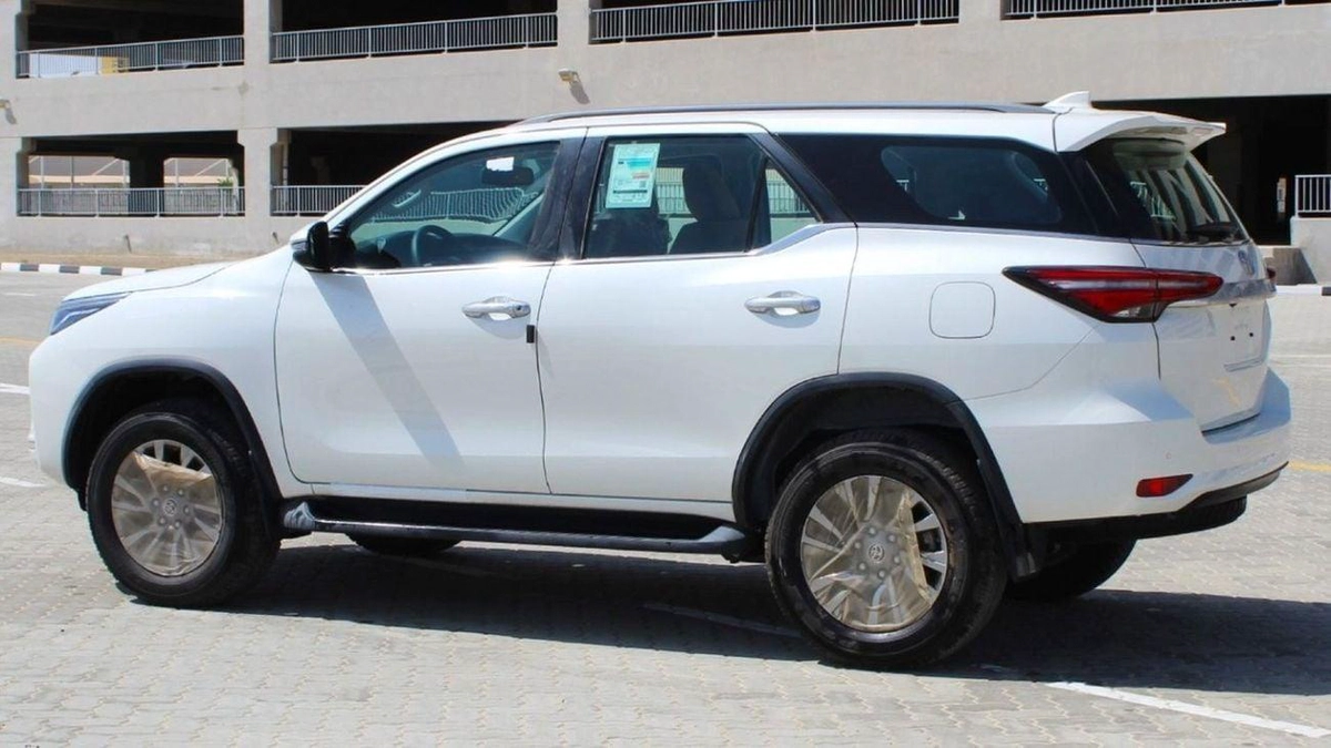 Toyota Fortuner TOYOTA FORTUNER 2.4L mid option AT-4-4