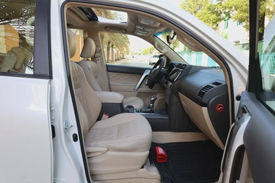 TOYOTA PRADO GXR V6 4.0L - GCC SPECS - UNDER WARRANTY - FULL SERVICE HISTORY - ACCIDENT FREE --16