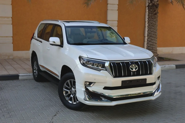 TOYOTA PRADO GXR V6 4.0L - GCC SPECS - UNDER WARRANTY - FULL SERVICE HISTORY - ACCIDENT FREE -