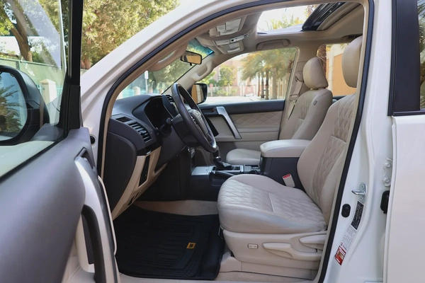 TOYOTA PRADO GXR V6 4.0L - GCC SPECS - UNDER WARRANTY - FULL SERVICE HISTORY - ACCIDENT FREE -