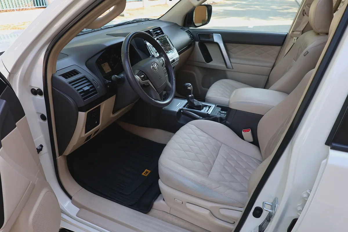 TOYOTA PRADO GXR V6 4.0L - GCC SPECS - UNDER WARRANTY - FULL SERVICE HISTORY - ACCIDENT FREE --11-11