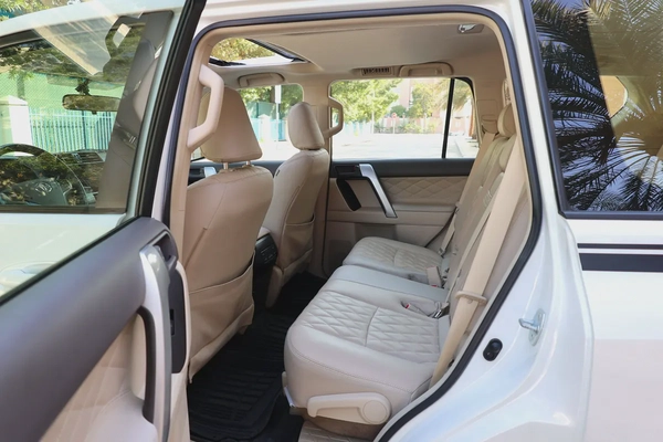 TOYOTA PRADO GXR V6 4.0L - GCC SPECS - UNDER WARRANTY - FULL SERVICE HISTORY - ACCIDENT FREE -