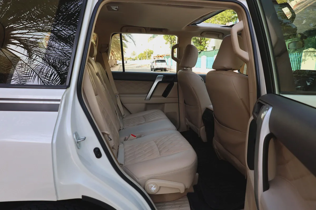 TOYOTA PRADO GXR V6 4.0L - GCC SPECS - UNDER WARRANTY - FULL SERVICE HISTORY - ACCIDENT FREE --18-18
