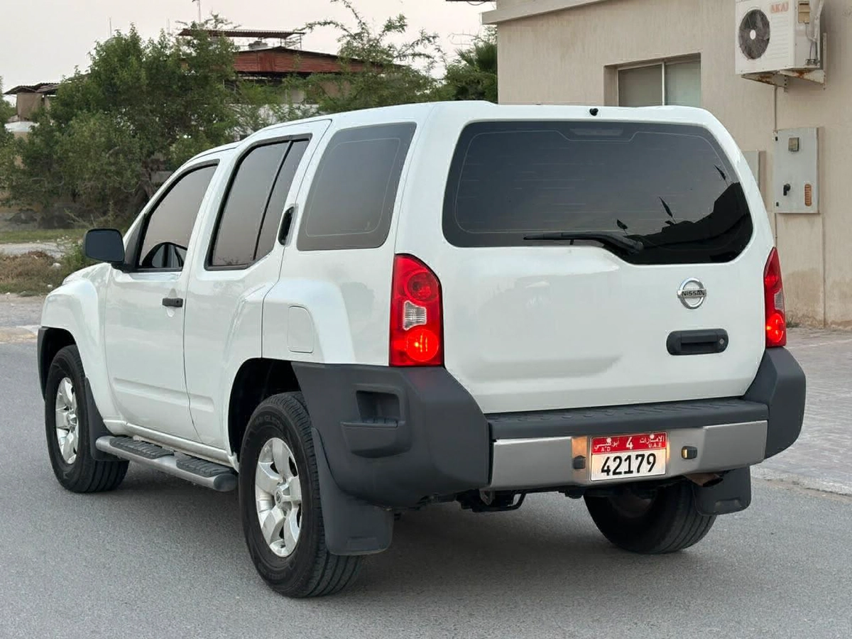 White Nissan Xterra SUV-2-2