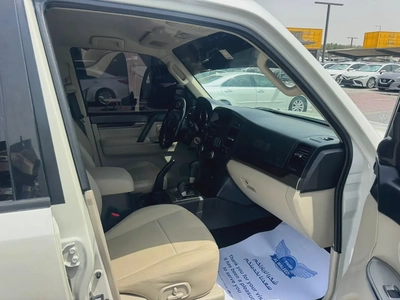 Mitsubshi pajero 2013 fullopshin white color GCc calen car-4