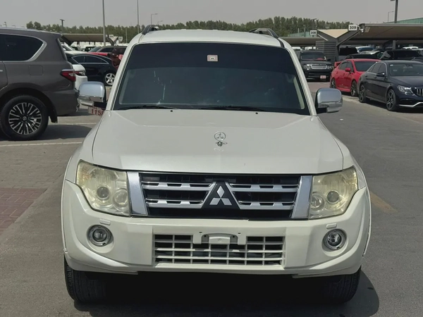 Mitsubshi pajero 2013 fullopshin white color GCc calen car