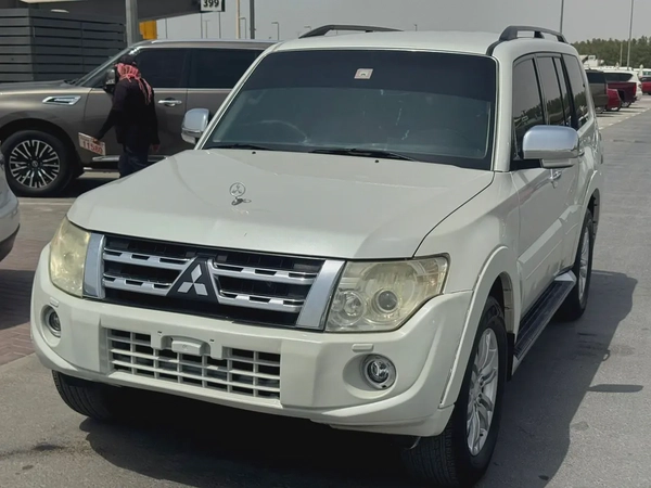 Mitsubshi pajero 2013 fullopshin white color GCc calen car
