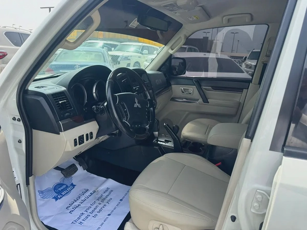 Mitsubshi pajero 2013 fullopshin white color GCc calen car