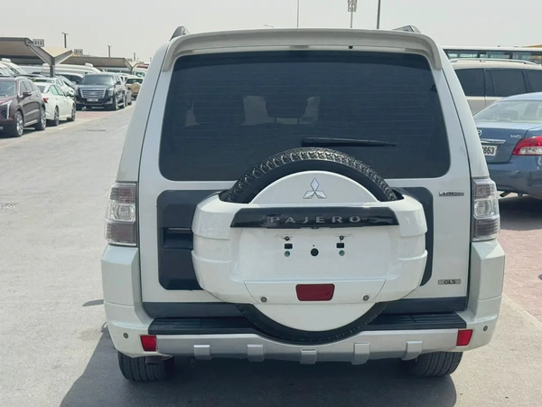 Mitsubshi pajero 2013 fullopshin white color GCc calen car