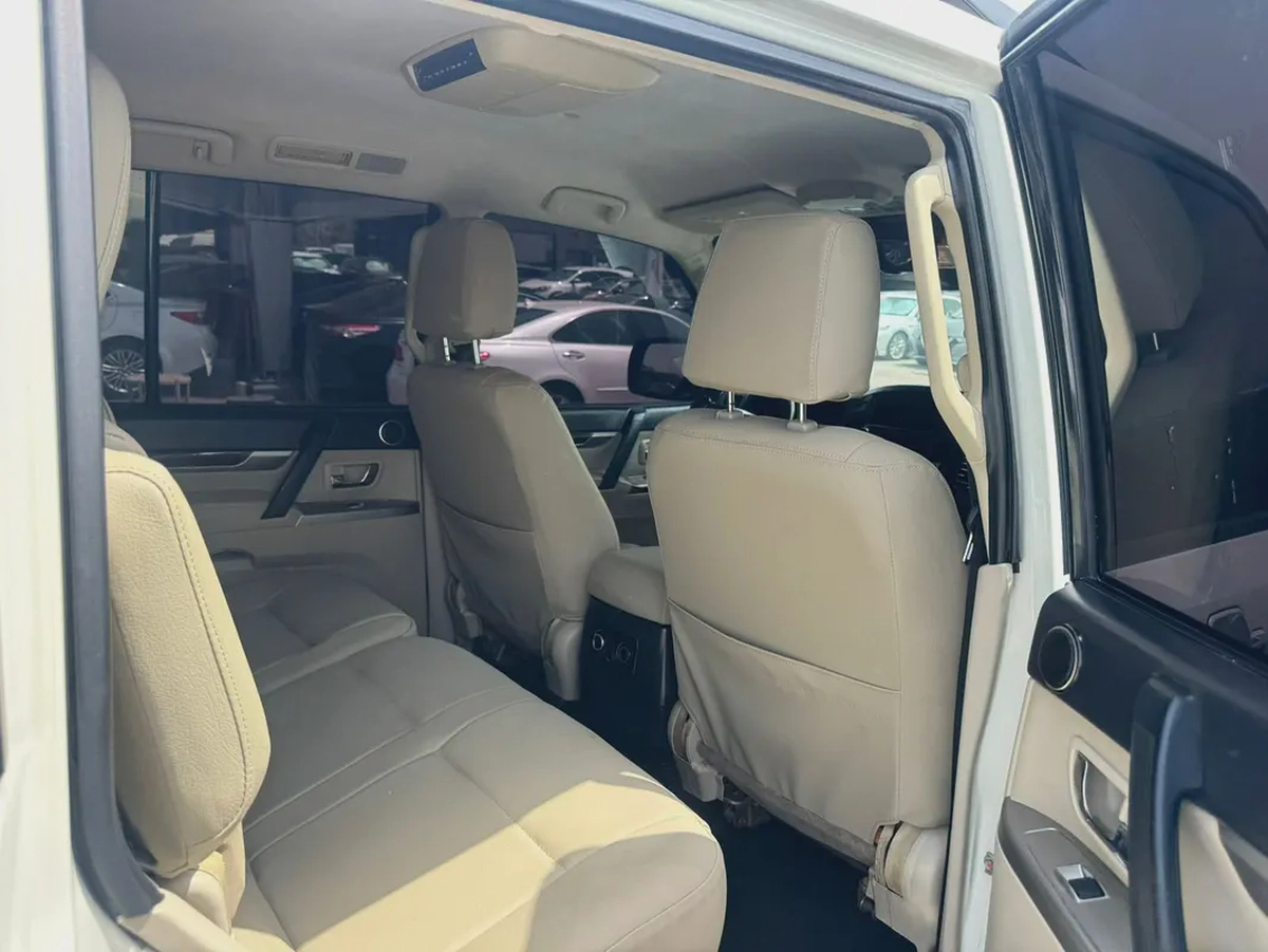 Mitsubshi pajero 2013 fullopshin white color GCc calen car-5-5