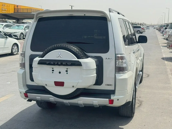 Mitsubshi pajero 2013 fullopshin white color GCc calen car