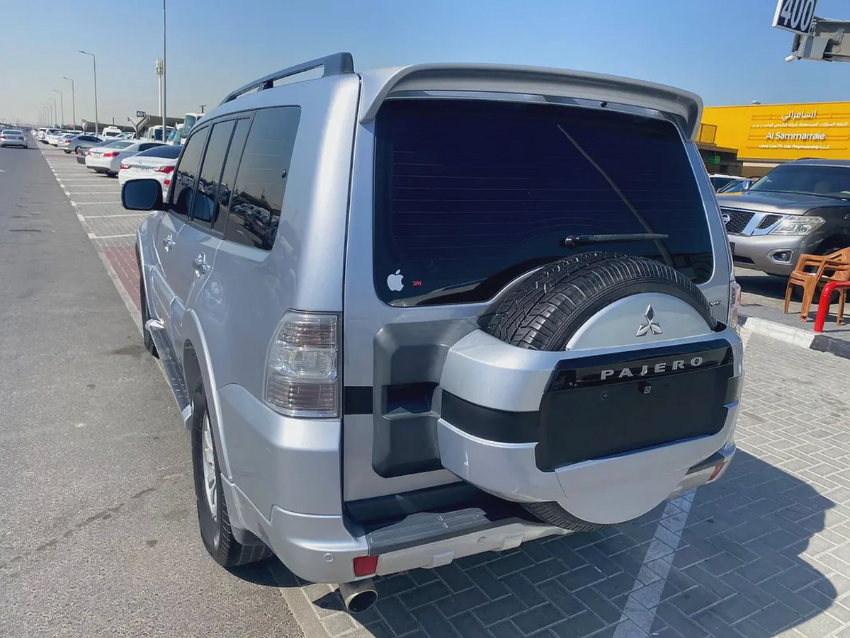 Mitsubshi pajero 2012 silver color GCC calen car