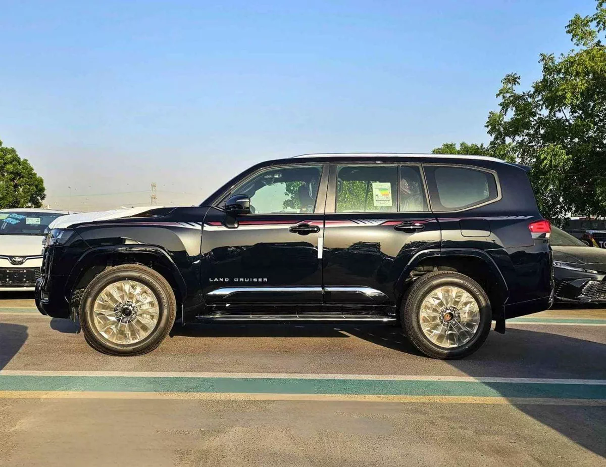 Toyota Land Cruiser GXR || 3.5L PETROL V6 / SMALL DVD / BIG BUMPER / 2 PWR SEAT + LEATHER / SUNROOF / CHROME CLADDING /-2-0