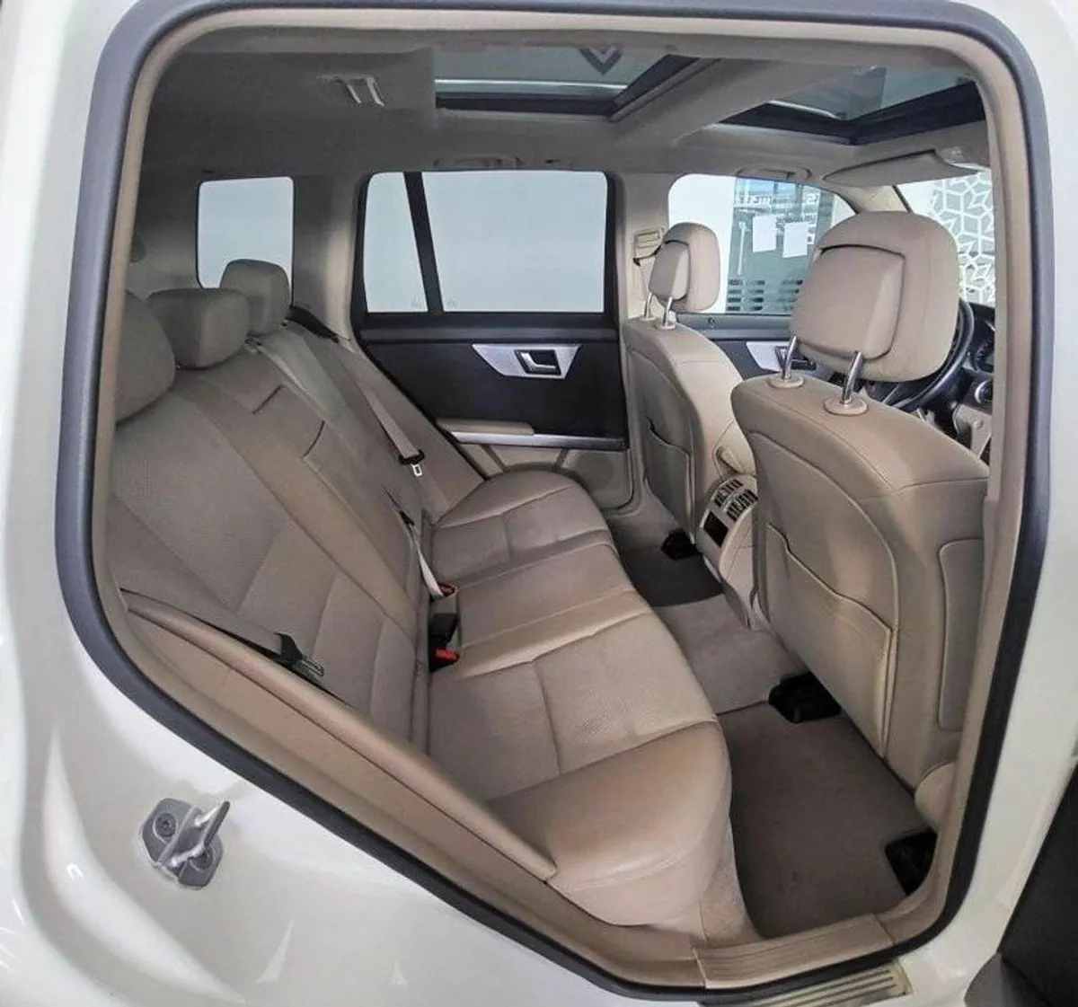 Mercedes Benz GLK300 GE GCC - MERCEDES-BENZ - GLK 300 3.5L-6CYL - PANORAMIC ROOF - EXCELLENT CONDITION --7-0