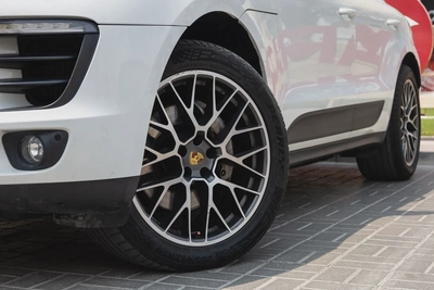 Porsche Macan S-8