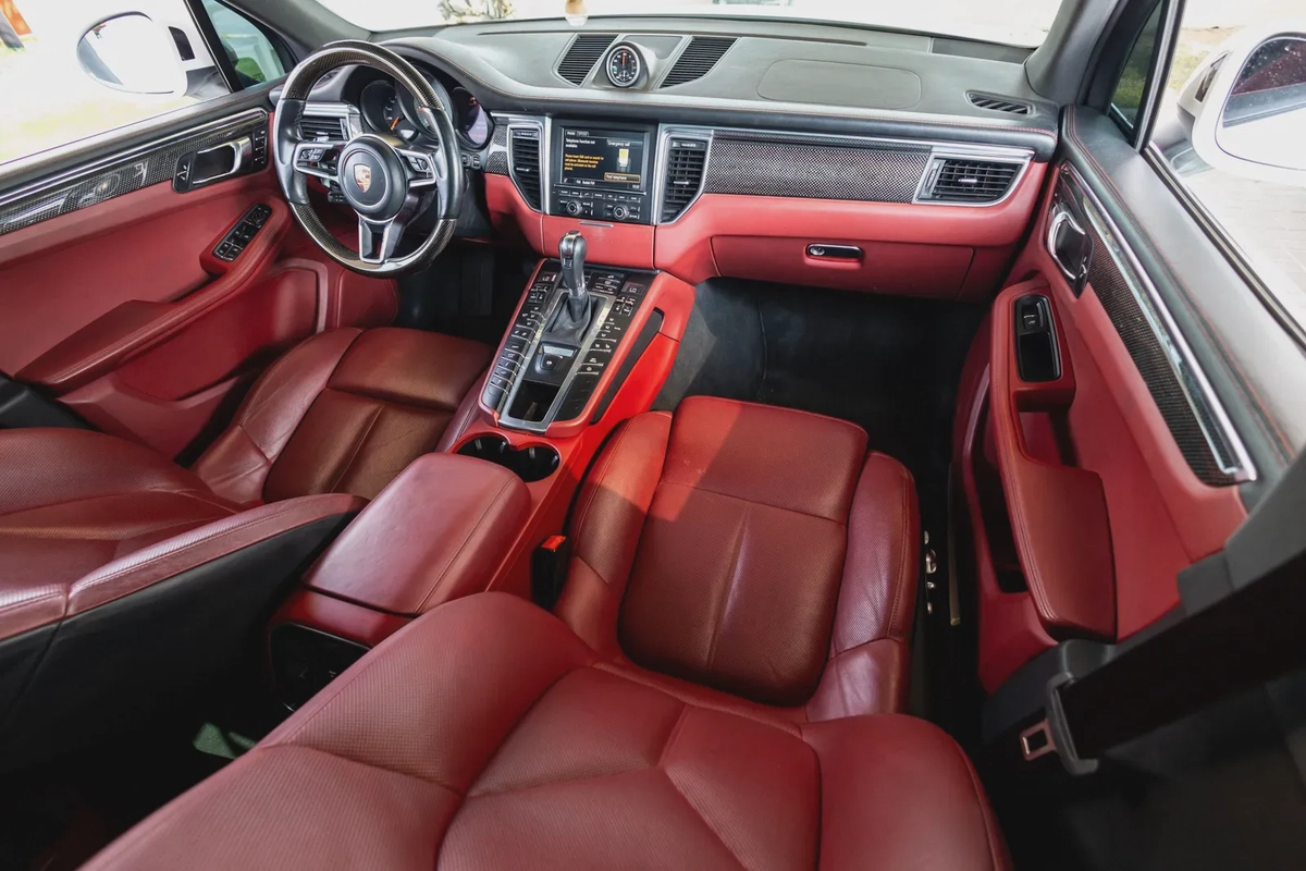 Porsche Macan S-16-16