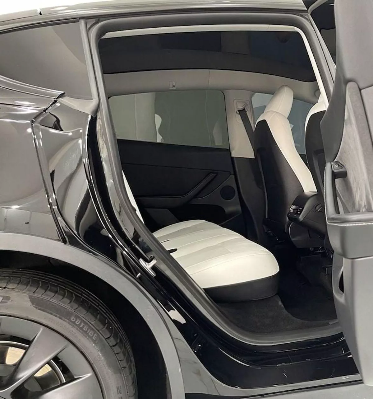 Tesla Model Y LONG RANGE AWD GCC SPECIFICATION -TESLA CENTRE DUBAI-14-0