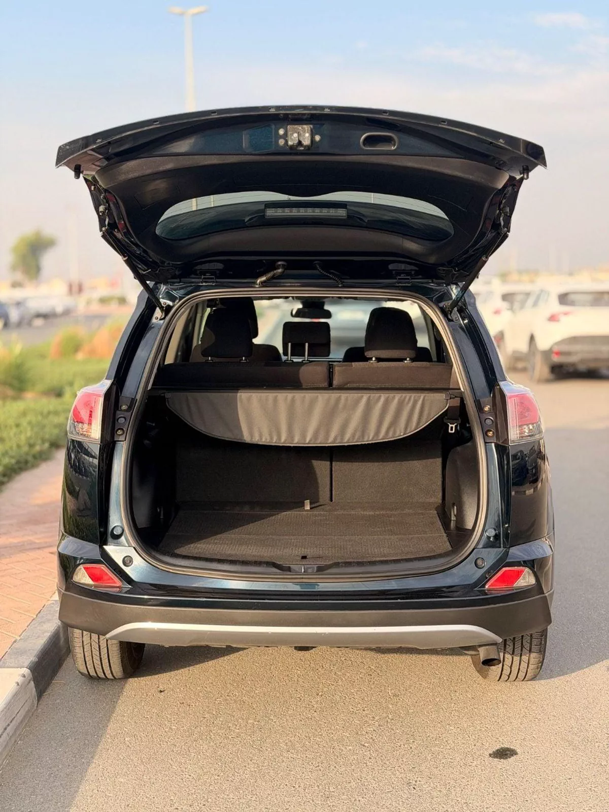 Toyota RAV4 XLE 2.5L / Sunroof, 4WD Full option-19-0
