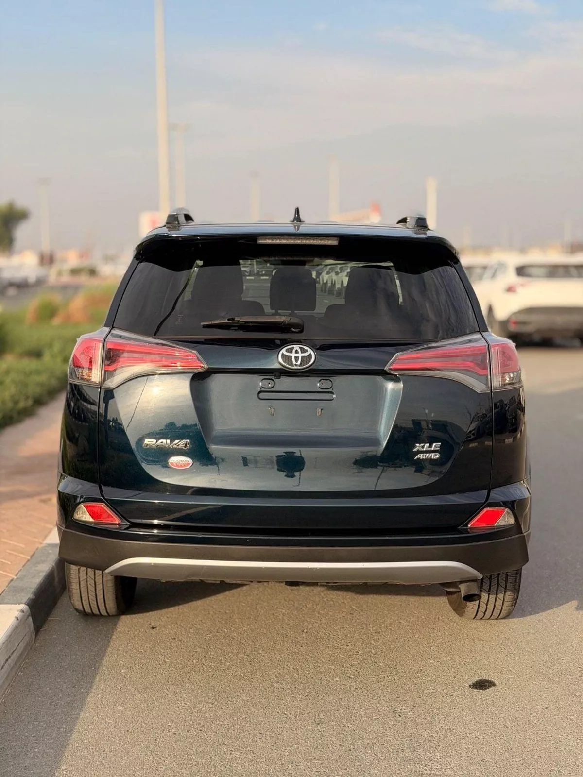 Toyota RAV4 XLE 2.5L / Sunroof, 4WD Full option-3-0